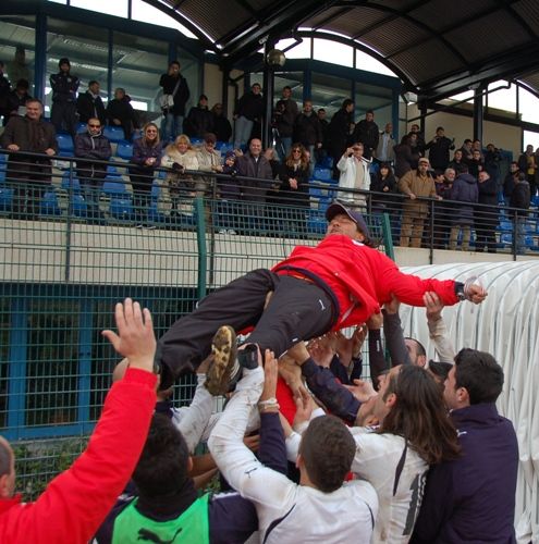 Mister Patalano portato in trionfo