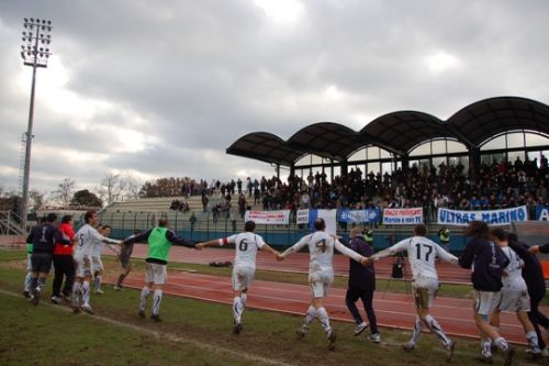 Il volo dei giocatori sotto la tribuna bianco-blu