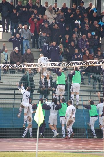 Il Marino festeggia sotto la sua curva