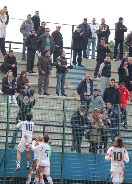 Anche Fanasca festeggia sotto la curva